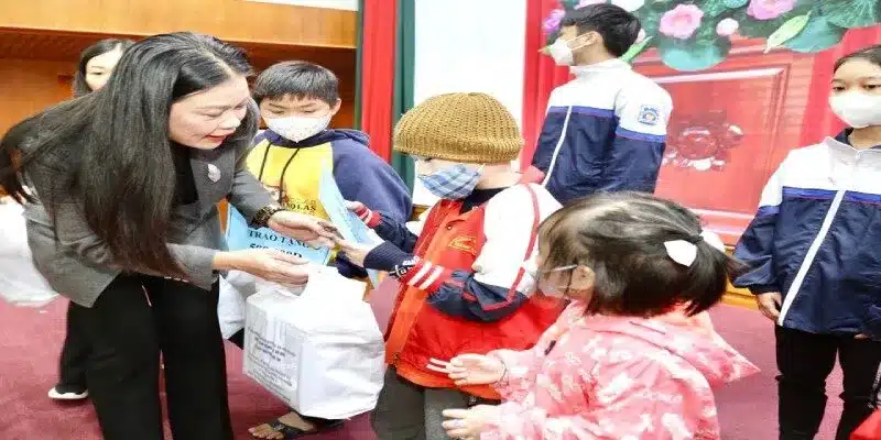 Động viên và tặng quà ý nghĩa cho các em nhỏ